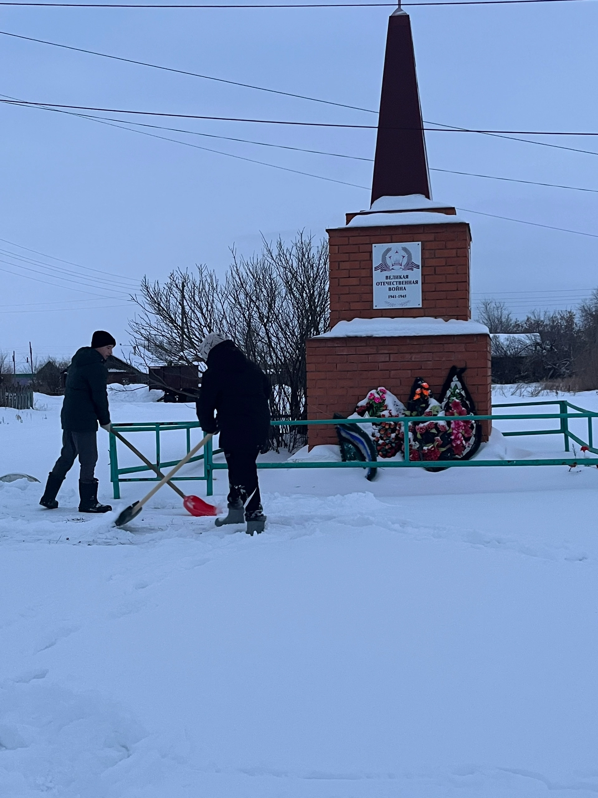 уборка у памятника.