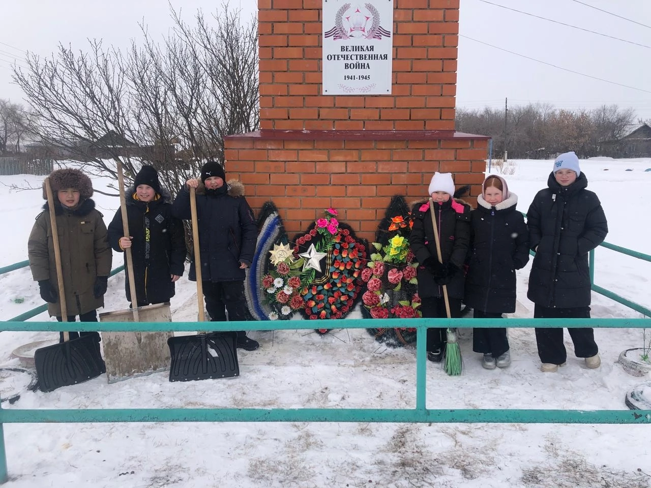 Очистка территории возле памятника.